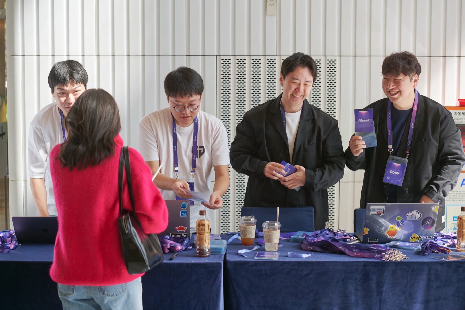FEConf 체크인 데스크에서 참가자를 맞이하는 스태프들
