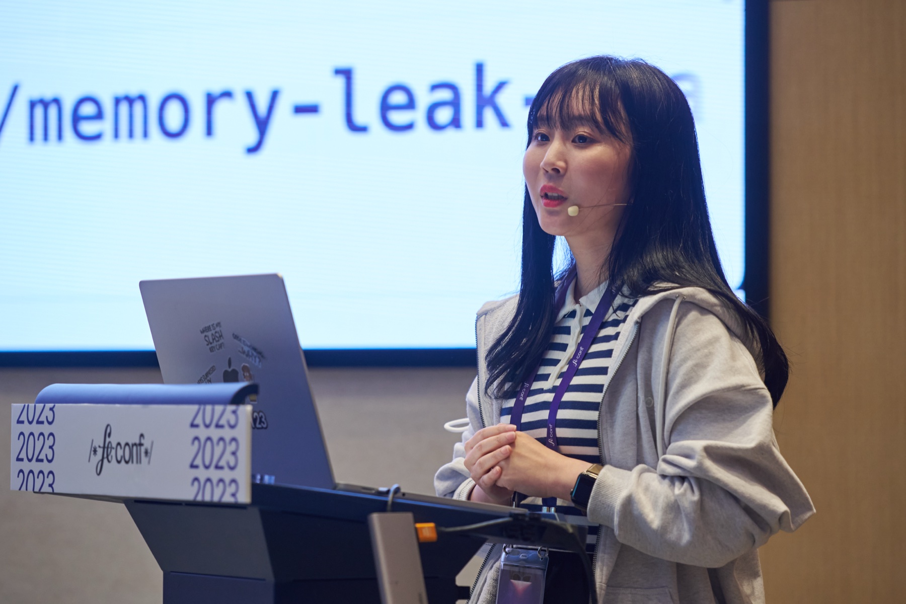 FEConf 발표자가 무대에서 세션을 진행하는 모습